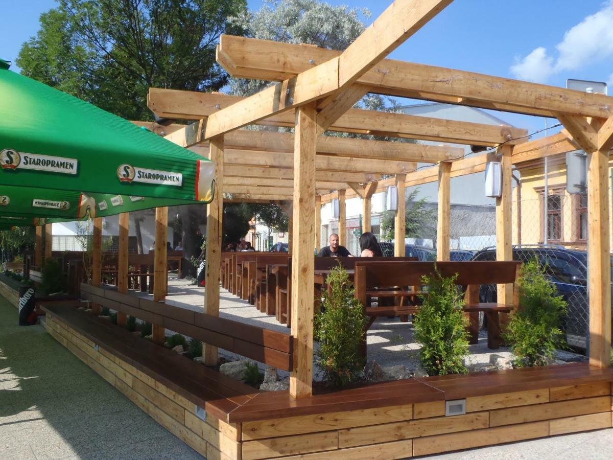Victoria - Penzion & Restaurant Zvolen Extérieur photo